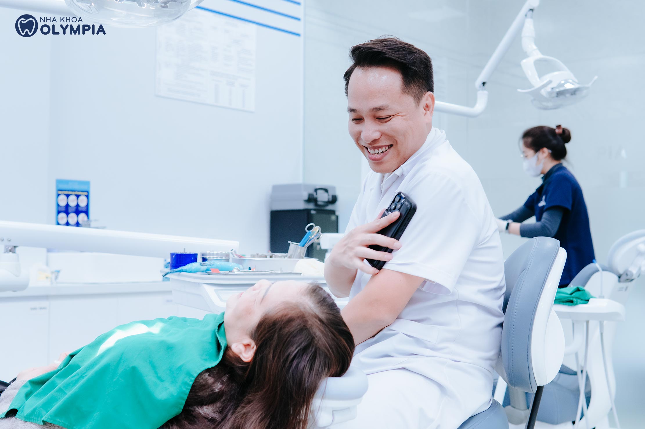 Bác sĩ thế hệ như ThS BS Phạm Hùng Sơn thường thích lùi về công việc quản trị hơn là tập trung làm nghề