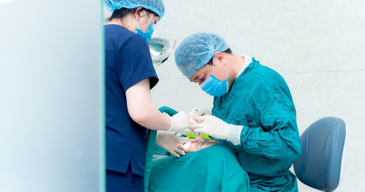 ThS BS Phạm Hùng Sơn: Thế Hệ Bác Sĩ Tiên Phong Cấy Ghép Răng Implant Miền Bắc Từ Đầu Những Năm 2000