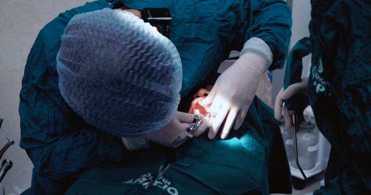 Bác sĩ trồng răng chuyên sâu là ai? Họ có gì khác biệt?