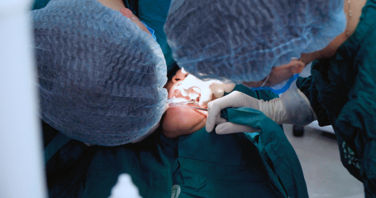 Chọn trồng răng bằng máng hướng dẫn phẫu thuật nhanh lành thương