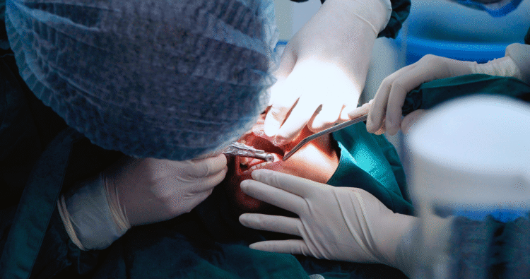 Vì sao máng hướng dẫn phẫu thuật được ví như “trợ lý vô hình”?