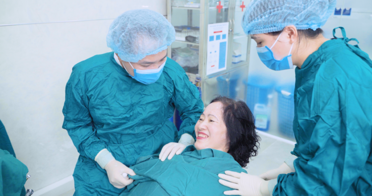 Trồng răng implant có đau không