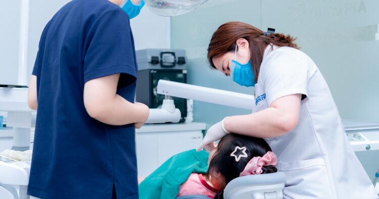 Chọn nha khoa có bác sĩ chỉnh nha chuyên sâu, nhiều năm kinh nghiệm, từng thực hiện > 500 ca trở lên.