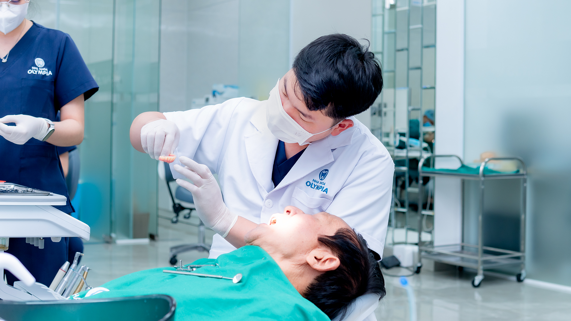 Người lớn tuổi có ưu thế gì khi trồng răng Implant?