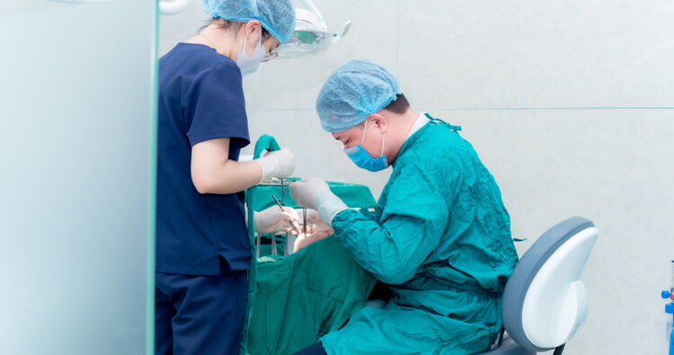 Thế hệ bác sĩ đầu tiên cấy ghép Implant tại miền Bắc