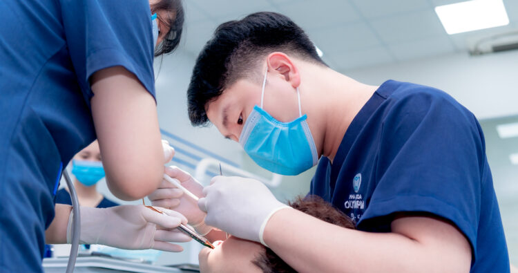 Nỗi lo lớn nhất khi trồng răng: Đau và sưng