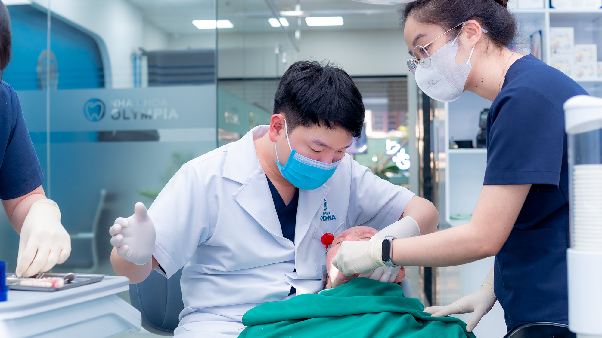 Trồng nhiều răng Implant một lúc – Liệu có khả thi?