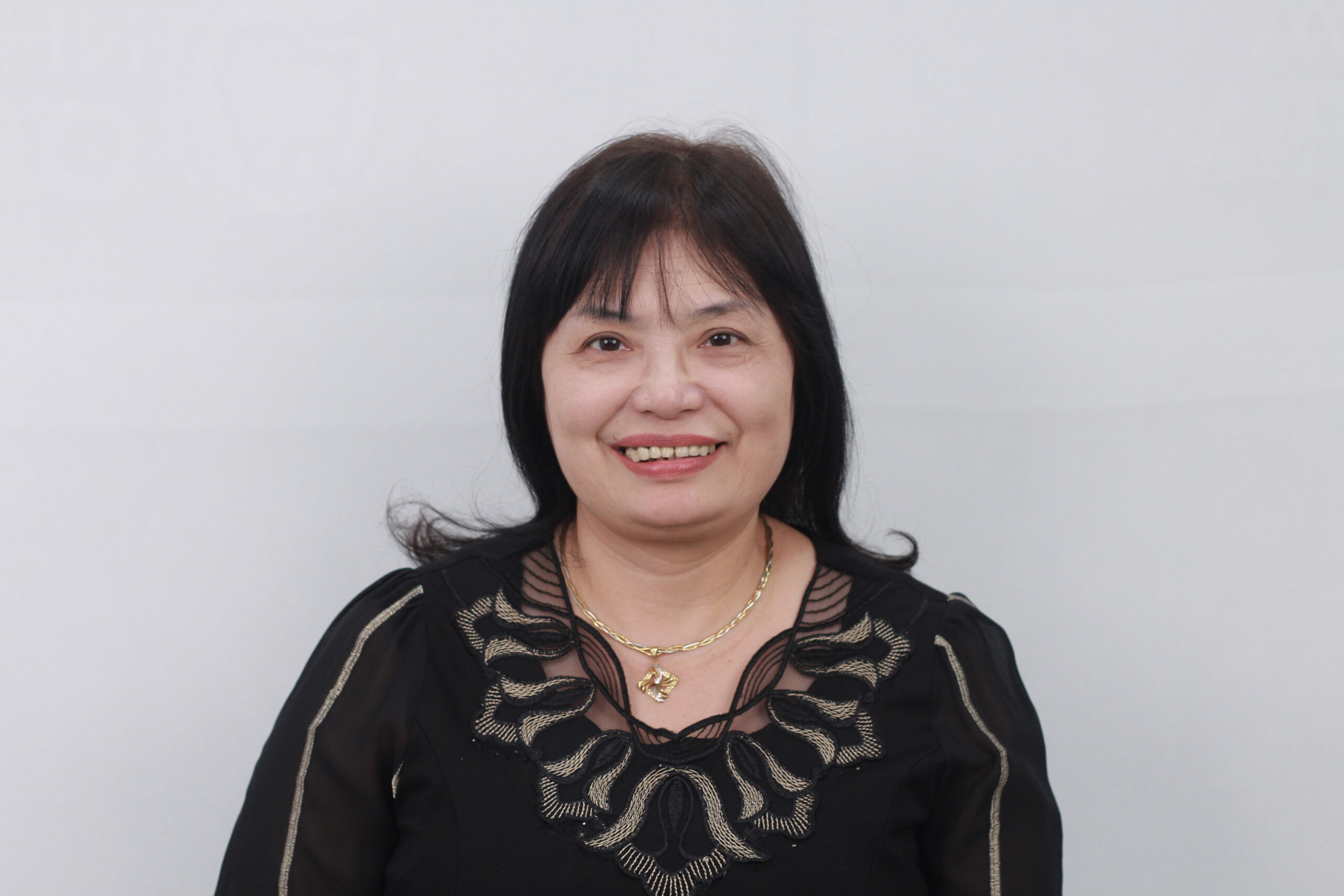 Cầu răng sứ làm sai cách quá dài khiến đường cười cô đảo ngược