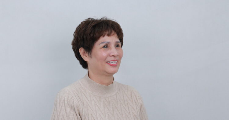 người cao tuổi trồng răng