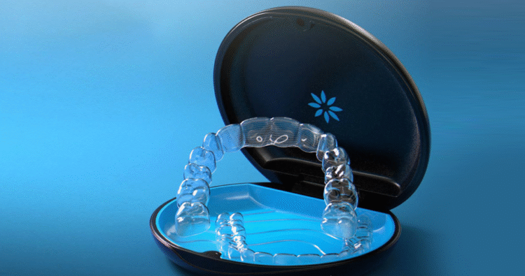 Niềng răng Invisalign – Giải pháp êm ái cho người trưởng thành bận rộn, không lo lộ niềng!