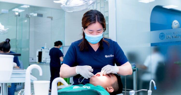 Khám răng định kỳ cho trẻ tại Nha khoa Olympia