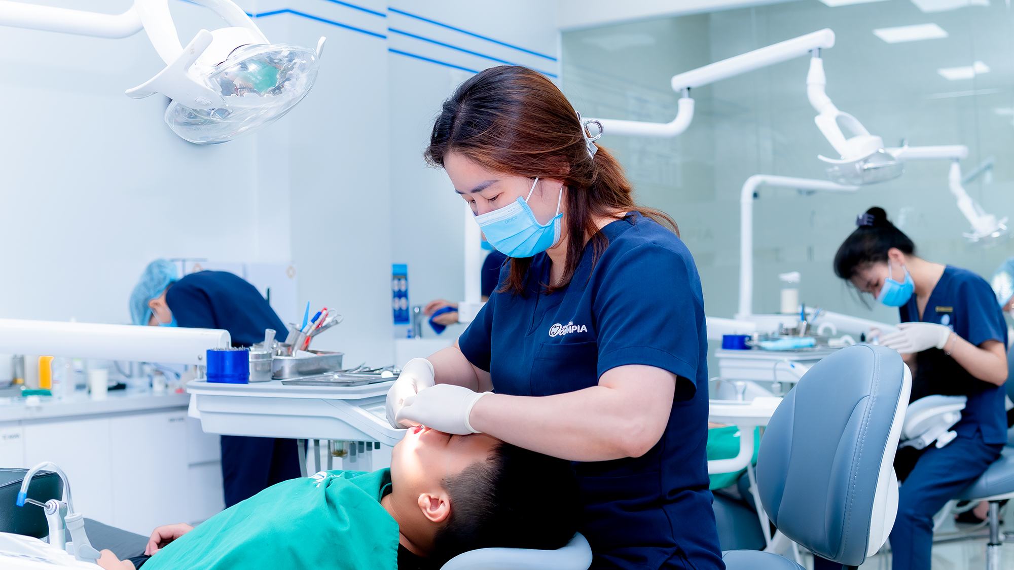 Bác sĩ khám và điều trị viêm nha chu bằng công nghệ hiện đại