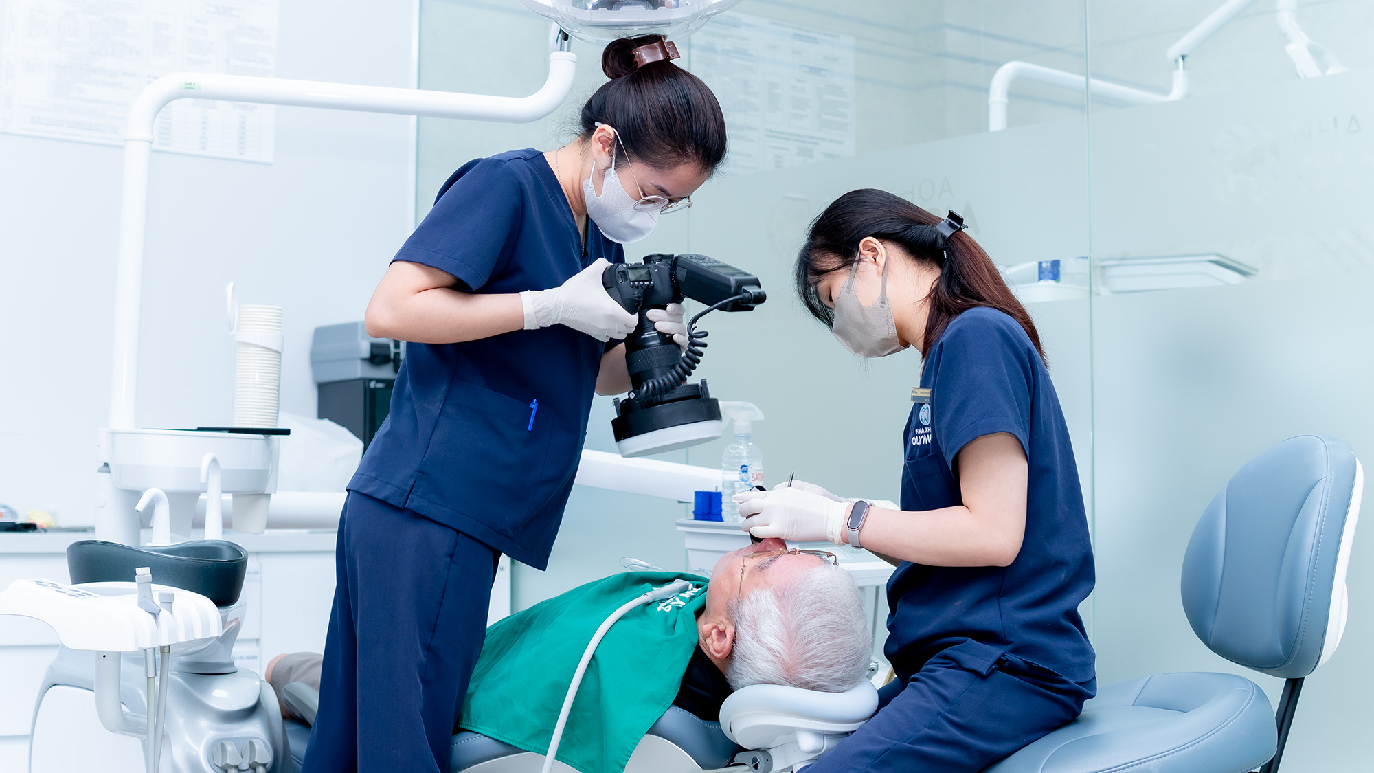 Bác sĩ kiểm tra răng miệng cho bệnh nhân tại Nha khoa Olympia