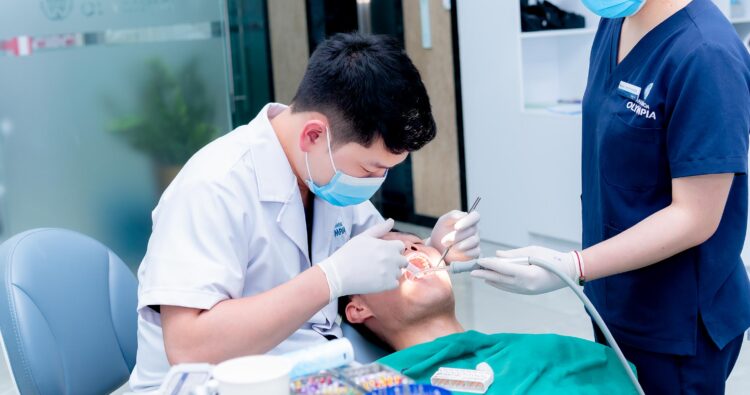 BS Bùi Hưng – Chuyên gia Implant số hóa tại Nha khoa Olympia là ai? 