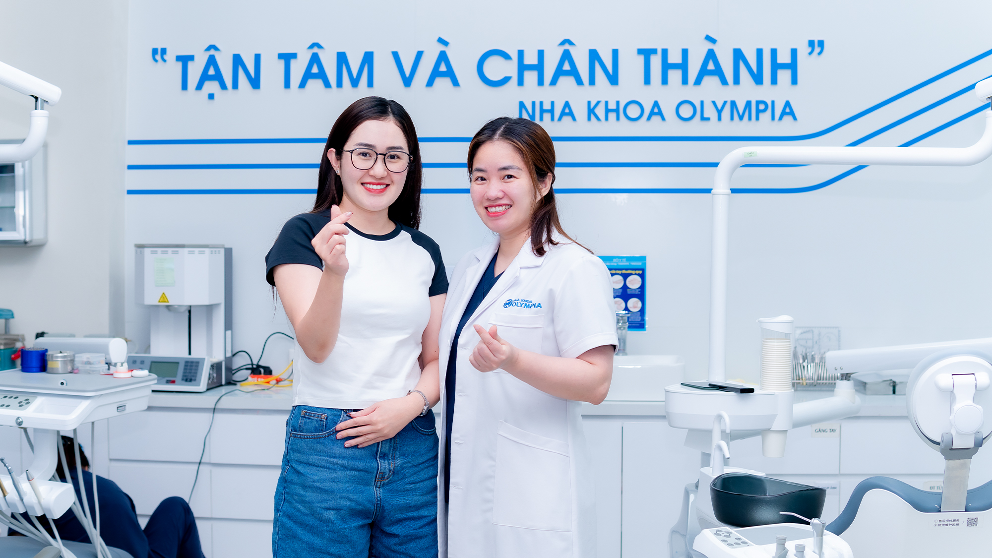 Khách hàng cười tươi sau khám răng định kỳ tại Nha khoa Olympia