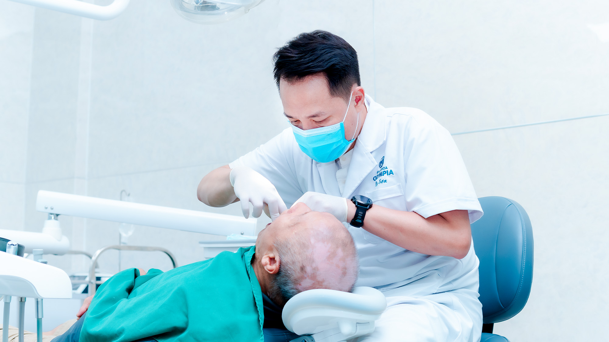 Khách hàng thăm khám viêm lợi và viêm nha chu tại Nha khoa Olympia
