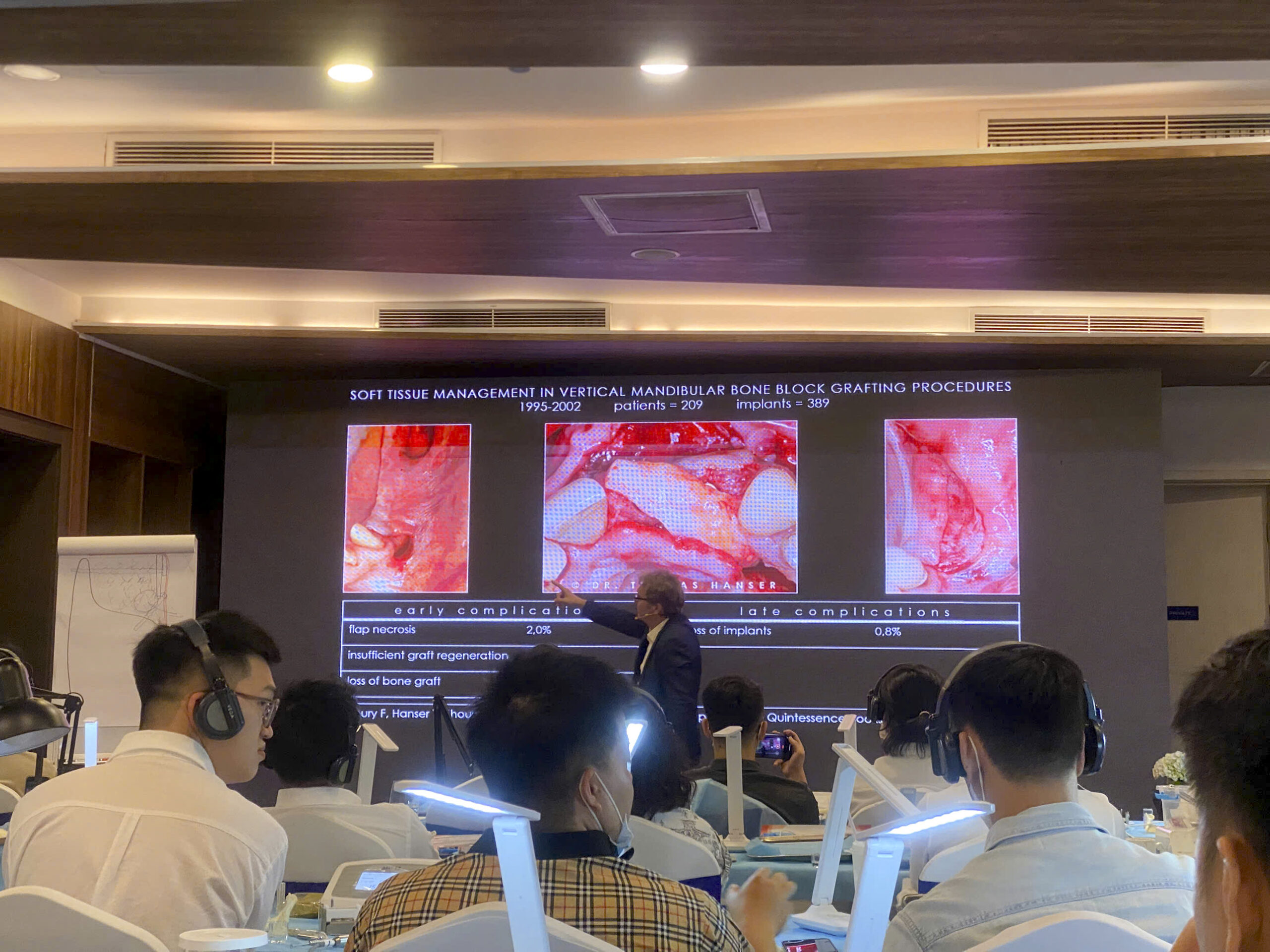 Bác sĩ Bùi Văn Hưng và hành trình không ngừng học hỏi: Ghép xương tự thân nâng cao cùng GS. Thomas Hanser