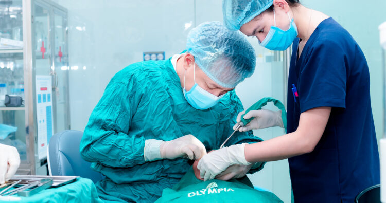 Trồng Implant là tiểu phẫu phức tạp, đòi hỏi bác sĩ hiểu sâu về xương hàm, khớp cắn và mô mềm.