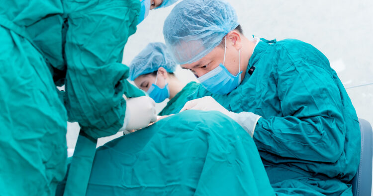 ThS BS Phạm Hùng Sơn trong 1 ca phẫu thuật Implant