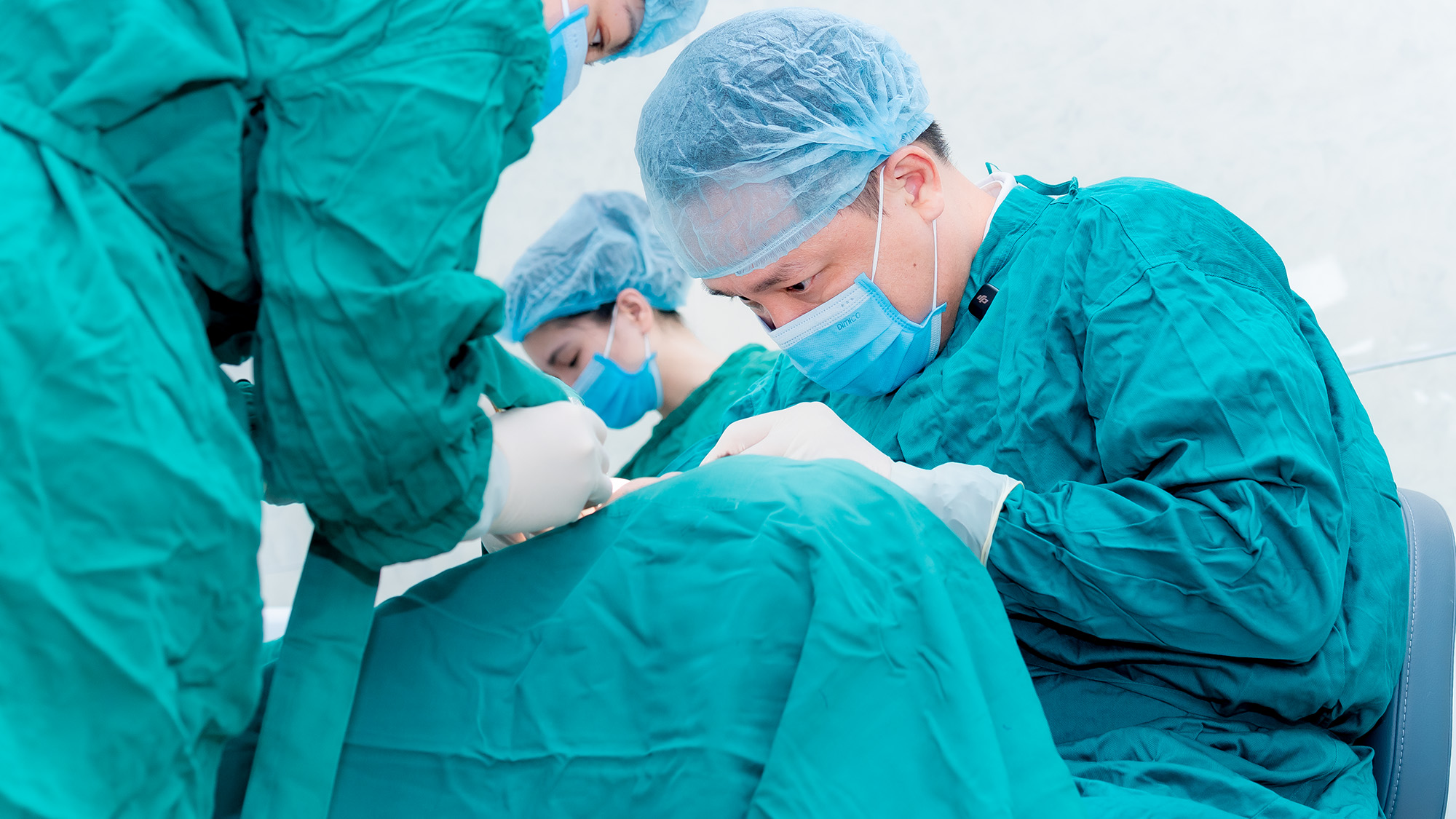 ThS BS Phạm Hùng Sơn trong 1 ca phẫu thuật Implant