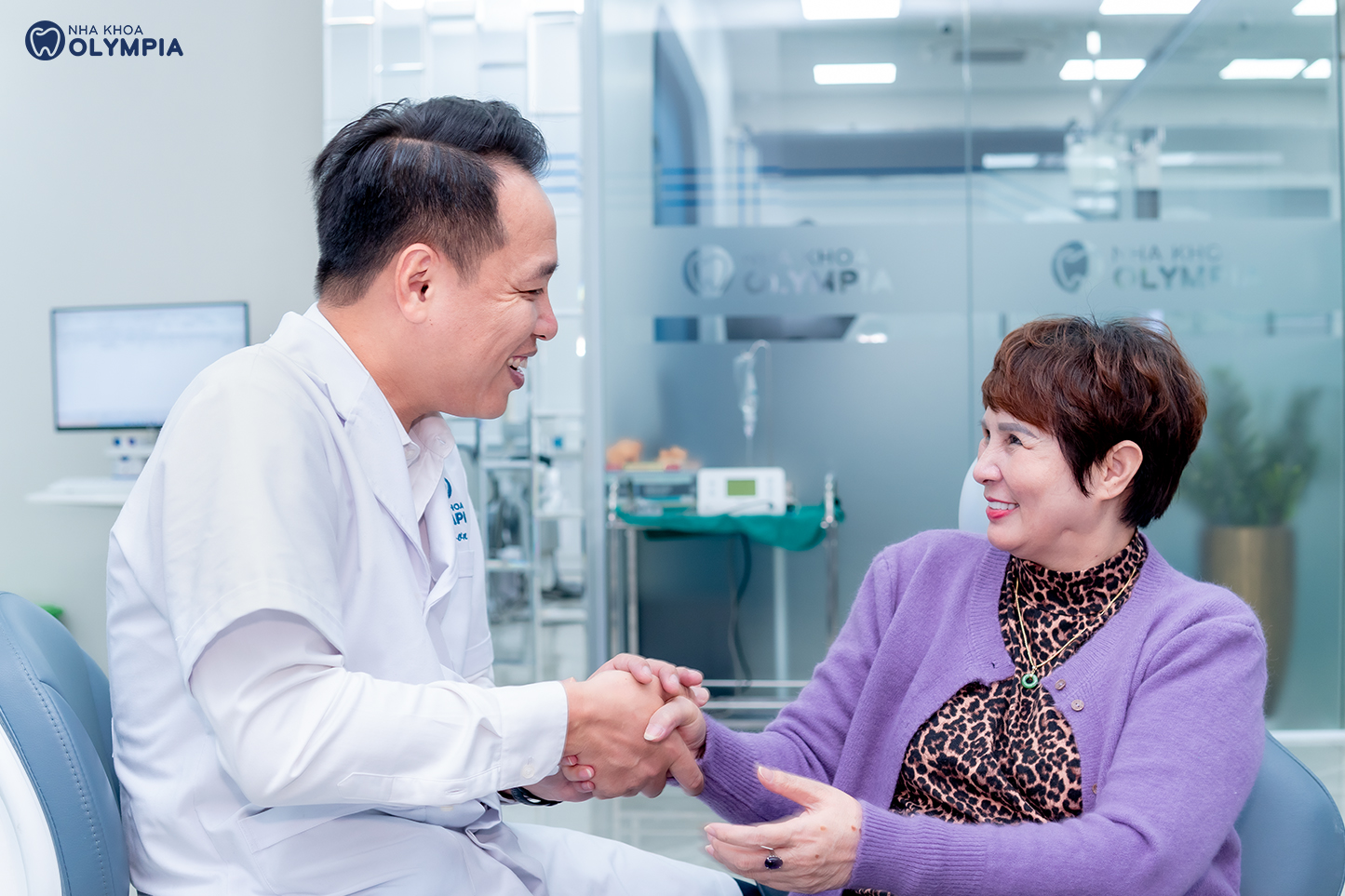 Nhiều cô chú Việt Kiều chọn về nước trồng răng