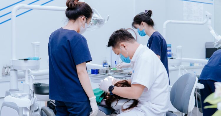 BS Sơn luôn yêu cầu bệnh nhân lấy cao răng toàn hàm trước khi cấy ghép Implant