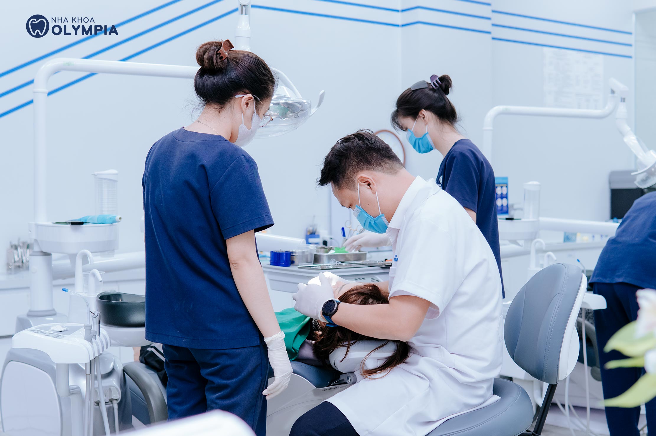 BS Sơn luôn yêu cầu bệnh nhân lấy cao răng toàn hàm trước khi cấy ghép Implant
